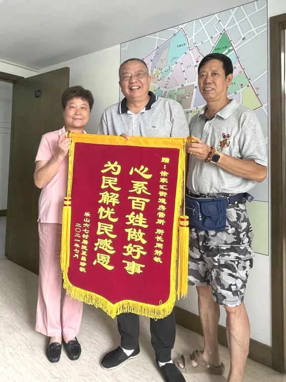 老舊小區加裝電梯還能解決多年心病，居民送上錦旗致謝